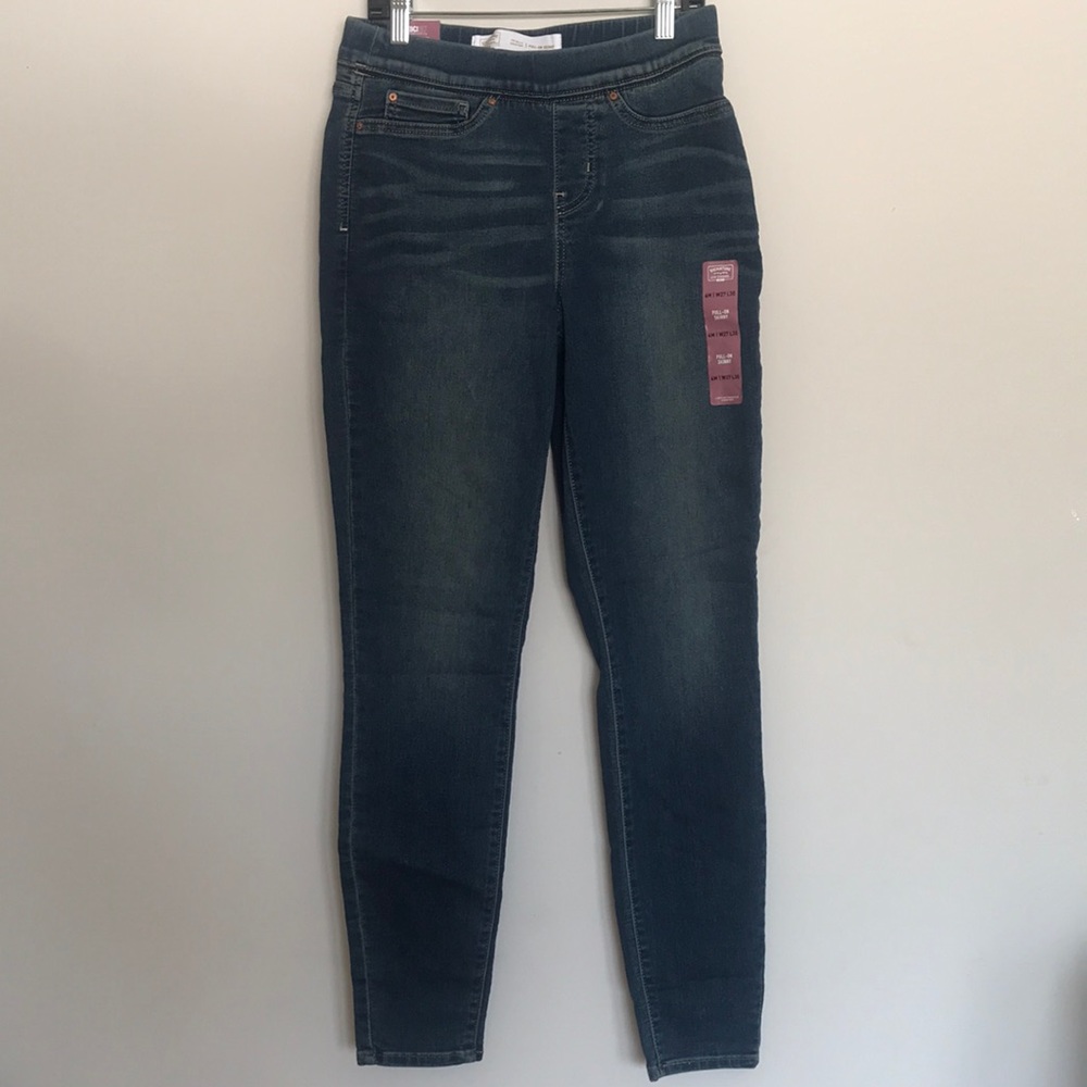 Signature Levi Strauss Pull on Skinny Jeans.